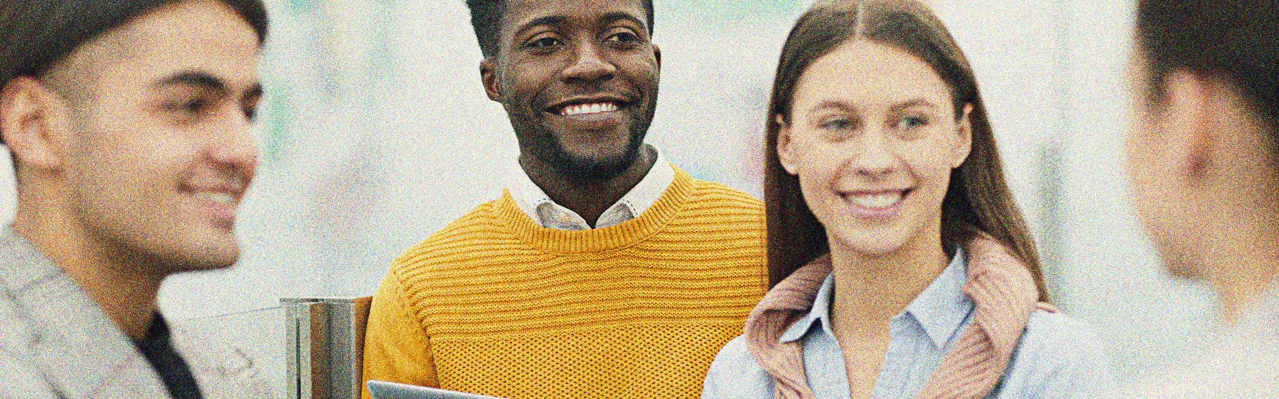 Groupe multiracial d’étudiants universitaires